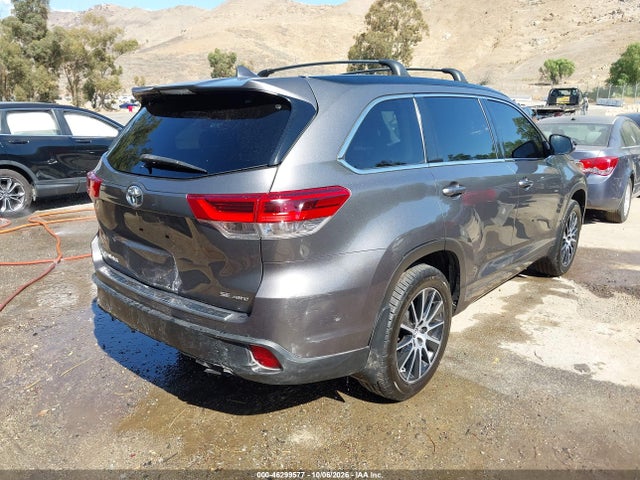 2017 TOYOTA HIGHLANDER SE 4