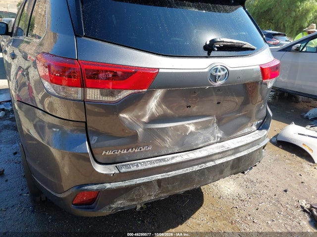 2017 TOYOTA HIGHLANDER SE 6