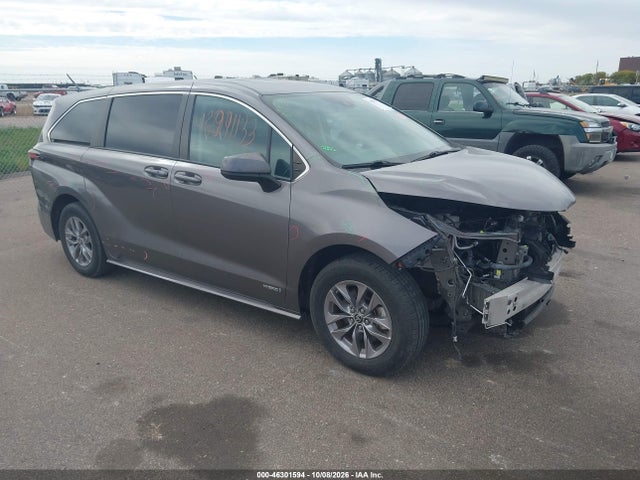 2021 TOYOTA SIENNA LE