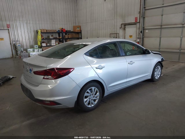 2019 HYUNDAI ELANTRA SE 4