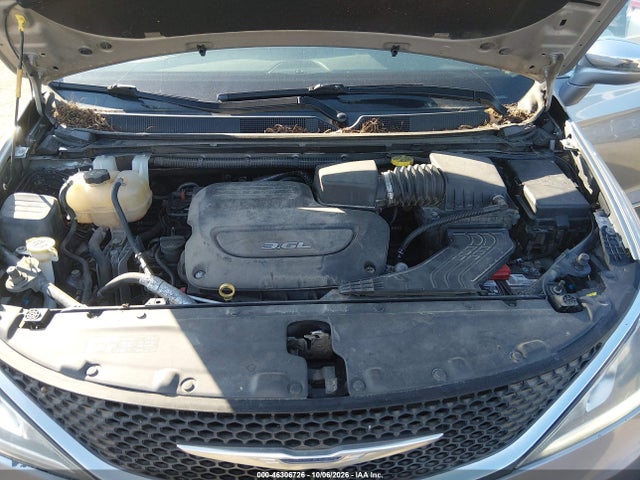 2017 CHRYSLER PACIFICA LIMITED 10