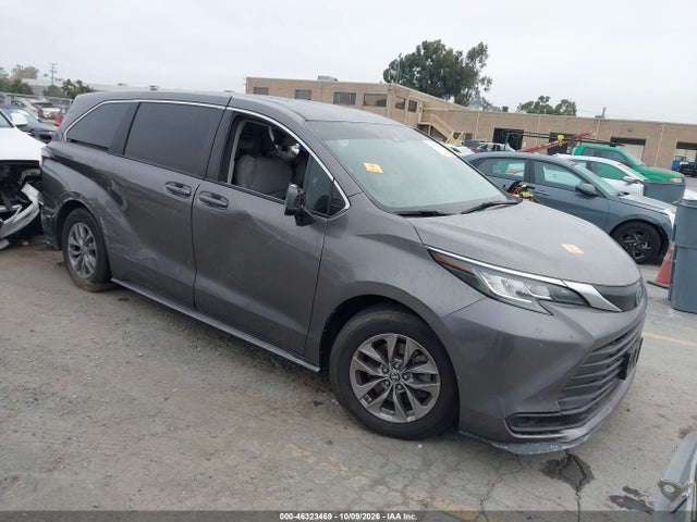2022 TOYOTA SIENNA LE