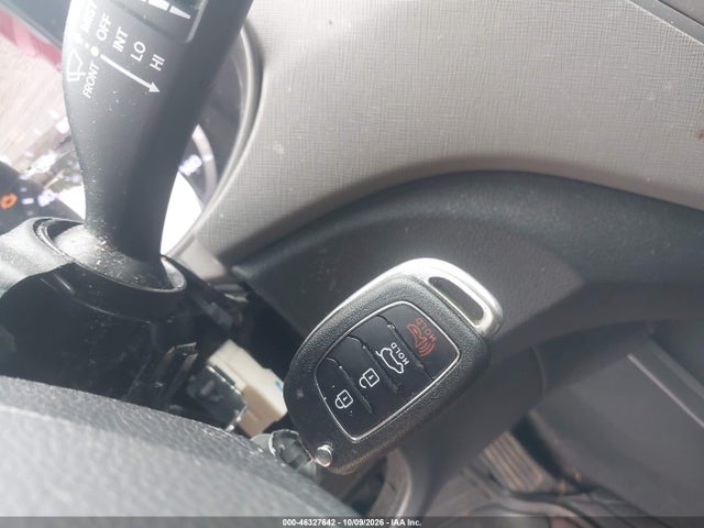 2017 HYUNDAI SANTA FE SE 11
