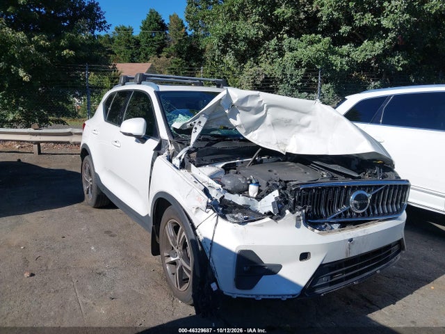 2023 VOLVO XC40 B5 PLUS BRIGHT THEME