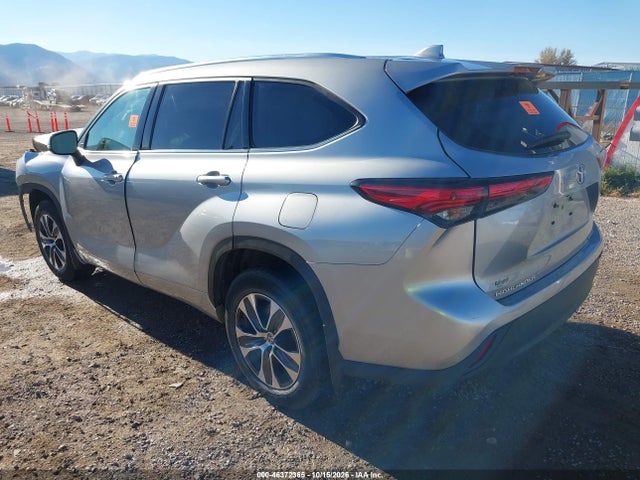 2021 TOYOTA HIGHLANDER XLE 3