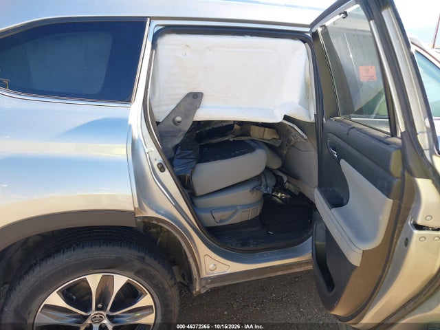 2021 TOYOTA HIGHLANDER XLE 8