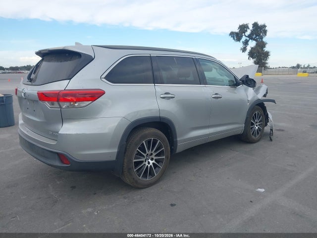2018 TOYOTA HIGHLANDER SE 4