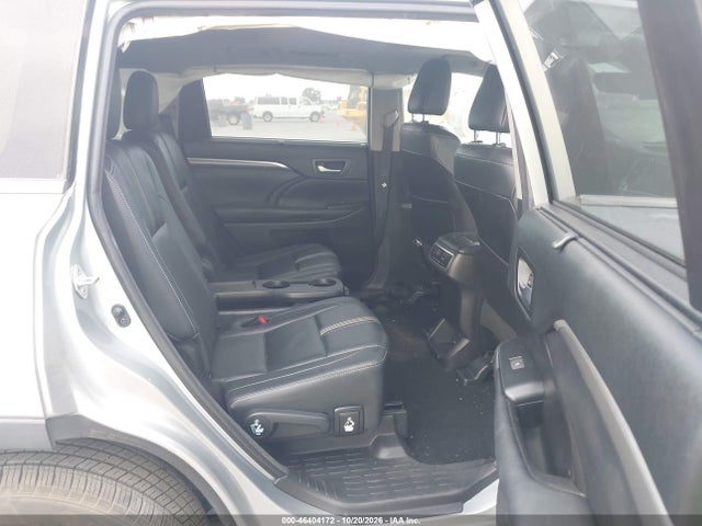 2018 TOYOTA HIGHLANDER SE 8