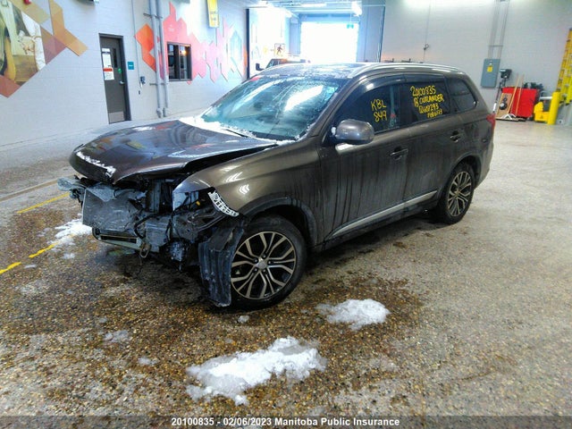 JA4AZ2A39JZ607293 Mitsubishi Outlander Es