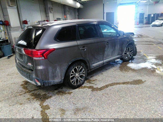 JA4AZ2A39JZ607293 Mitsubishi Outlander Es