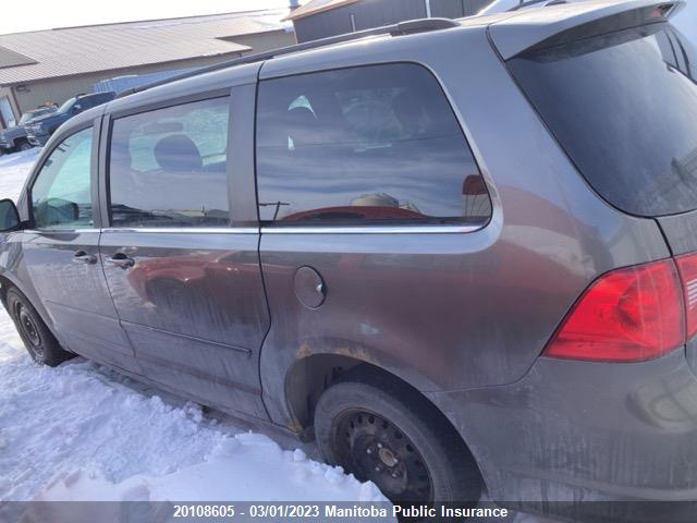 Volkswagen Routan S 2010 2V4RW3DX2AR222096 Image 3