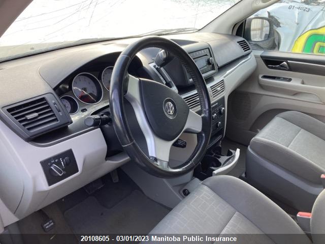 Volkswagen Routan S 2010 2V4RW3DX2AR222096 Image 7