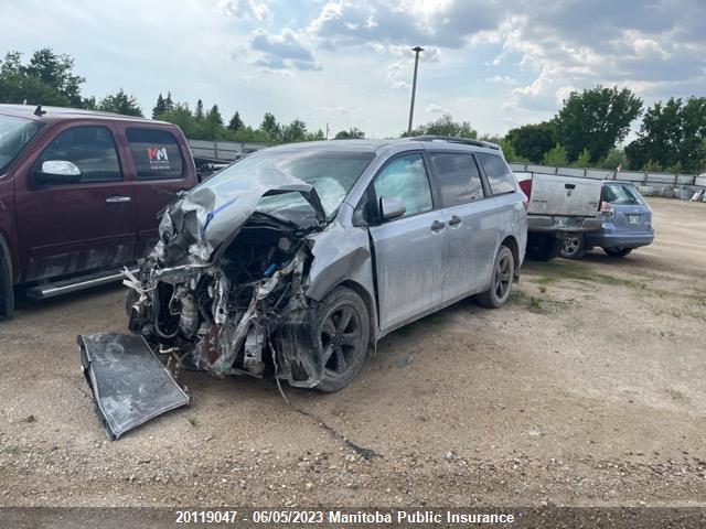 Toyota Sienna V6  2017 5TDZZ3DC1HS884526 Image 2