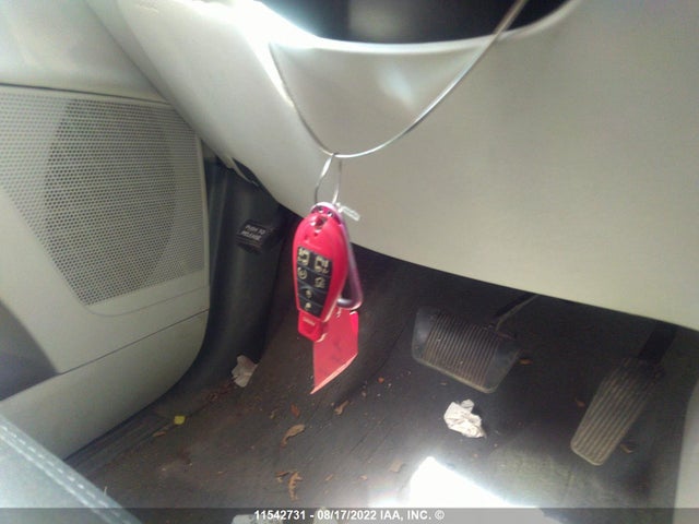 Volkswagen Routan 2011 2V4RW5DGXBR766634 Image 3