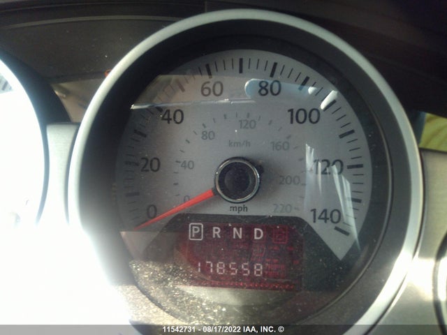 Volkswagen Routan 2011 2V4RW5DGXBR766634 Image 8