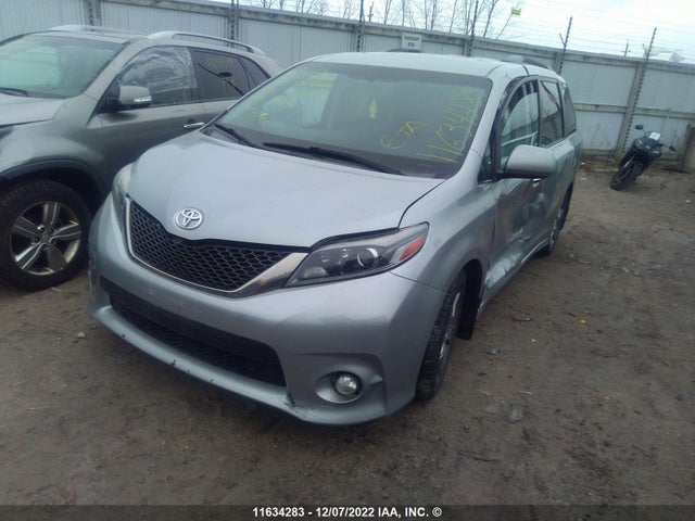 Toyota SIENNA SE 2016 5TDXK3DC6GS723051 Image 2