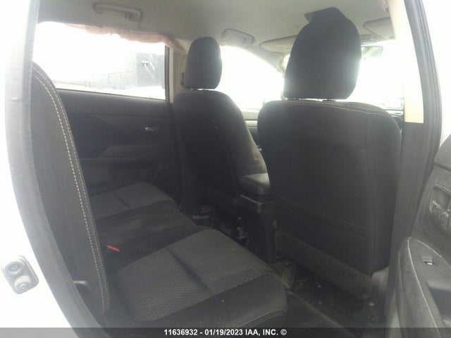 JA4AZ2A30JZ601155 Mitsubishi Outlander Es