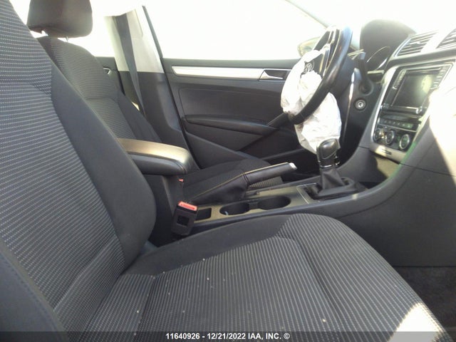 1VWAA7A36JC024836 Volkswagen Passat S/r-line