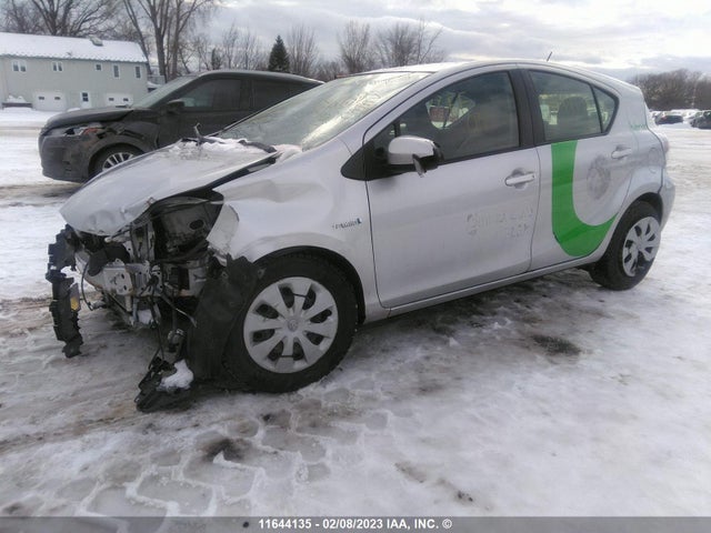 Toyota PRIUS C 2013 JTDKDTB32D1042224 Image 2