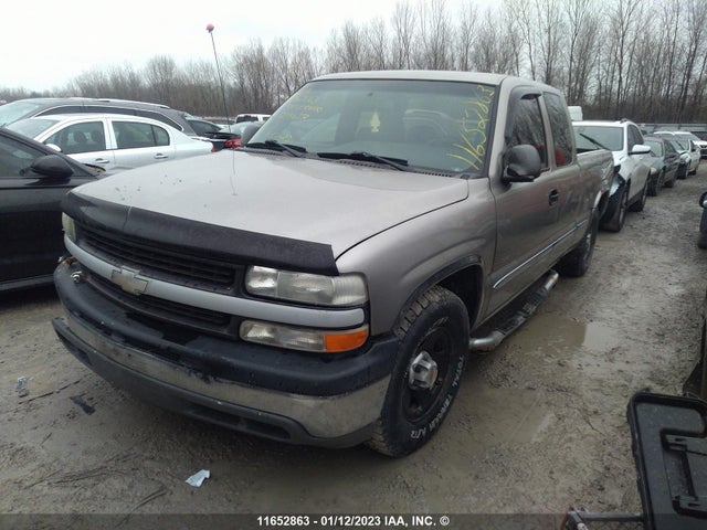 Chevrolet Silverado C1500 2001 2GCEC19W111229657 Image 2