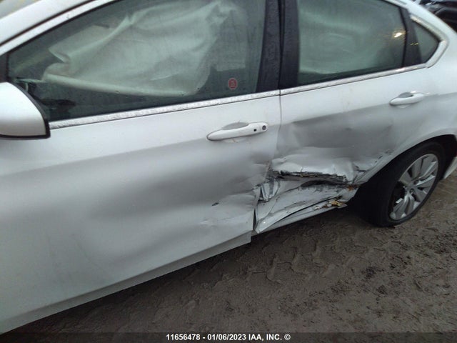 1C3CCCFB1FN623447 Chrysler 200 LX