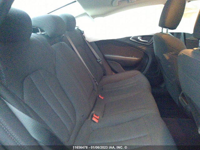 1C3CCCFB1FN623447 Chrysler 200 LX