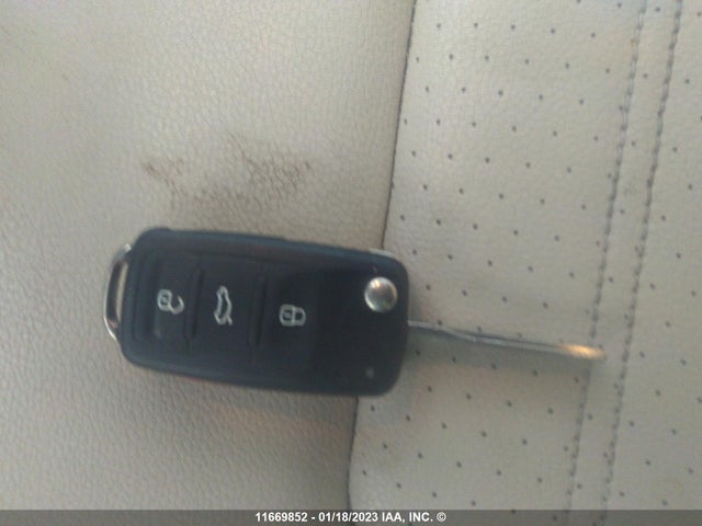 1VWBS7A38EC098525 Volkswagen PASSAT SE