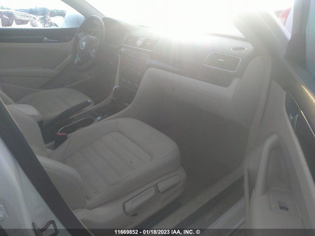 1VWBS7A38EC098525 Volkswagen PASSAT SE