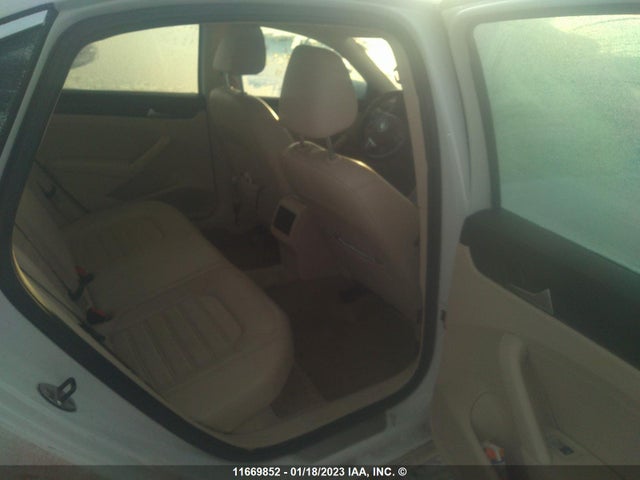 1VWBS7A38EC098525 Volkswagen PASSAT SE