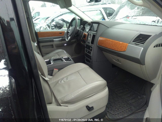 2A4RR6DX2AR123677 Chrysler Town & Country Limited