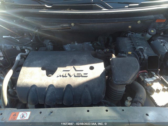 JA4AZ2A38JZ615126 Mitsubishi Outlander Es