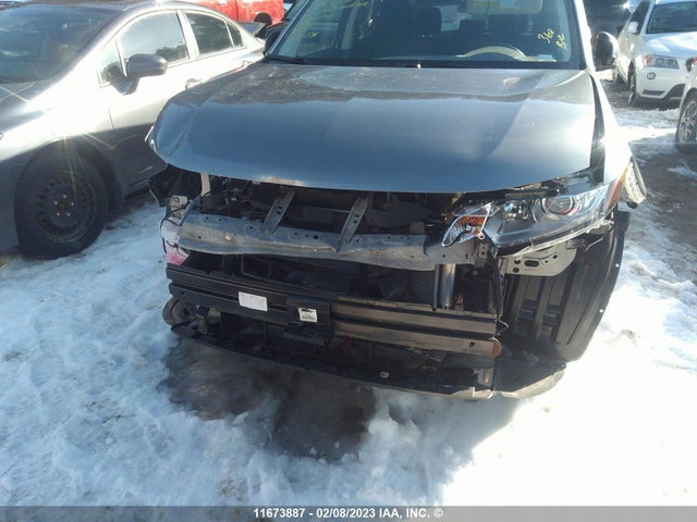 JA4AZ2A38JZ615126 Mitsubishi Outlander Es