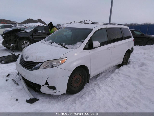 Toyota SIENNA LE 2012 5TDKK3DC5CS215996 Image 2