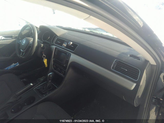 1VWAT7A34HC065518 Volkswagen PASSAT S