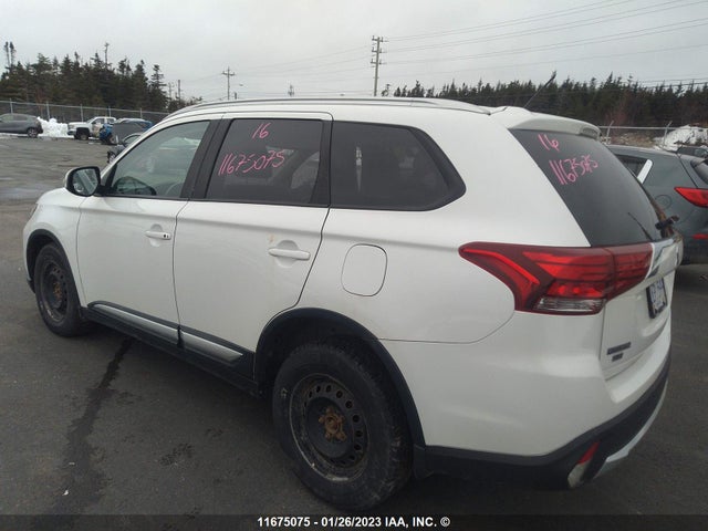 JA4AZ2A33GZ609856 Mitsubishi Outlander Es