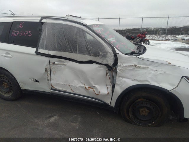 JA4AZ2A33GZ609856 Mitsubishi Outlander Es