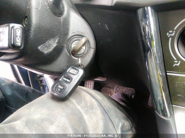 Toyota Matrix Xr 2006 2T1KR32E36C617447 Image 3