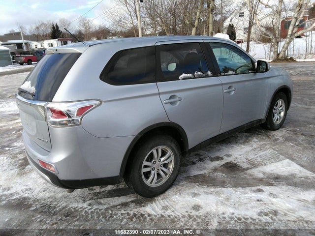 JA4AZ2A33FZ600850 Mitsubishi Outlander Es