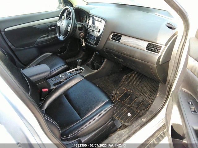 JA4AZ2A33FZ600850 Mitsubishi Outlander Es