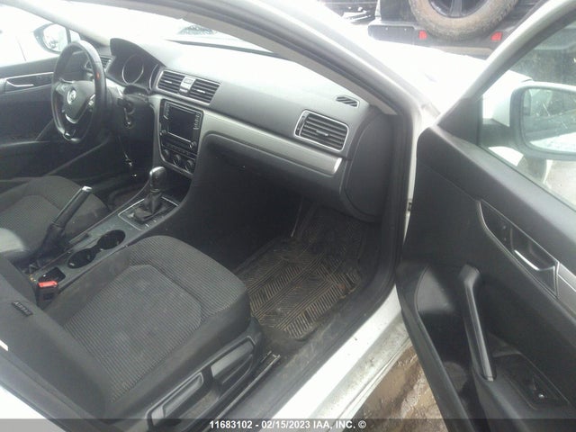 1VWAA7A38JC041301 Volkswagen Passat S/r-line