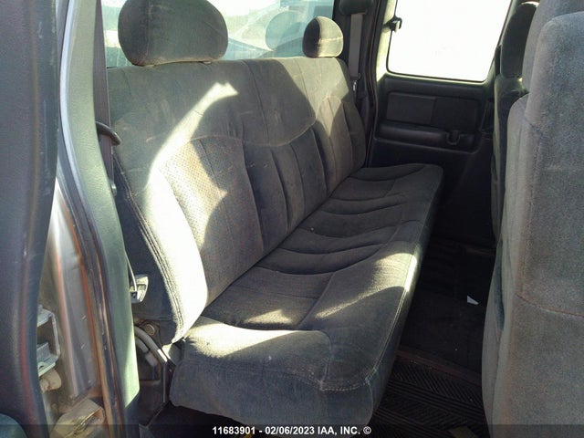 Chevrolet Silverado C1500 2000 1GCEC19T4YZ353803 Image 9