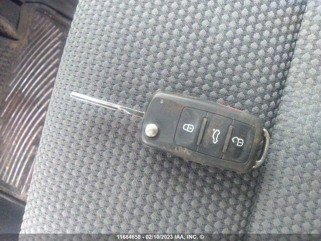 Volkswagen Golf 2012 WVWNM7AJ2CW301607 Image 3
