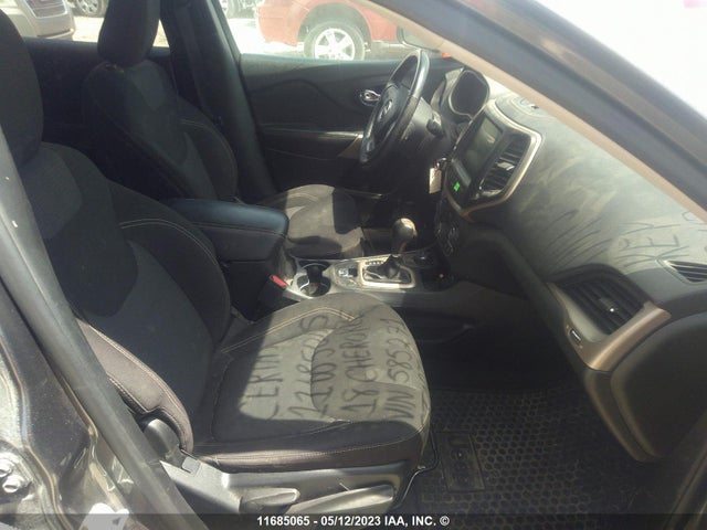 1C4PJMCX8JD585271 Jeep Cherokee Latitude