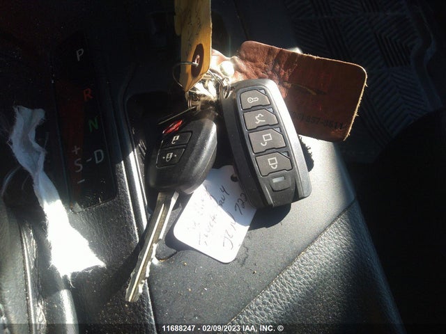 Toyota RAV4 LE 2017 2T3ZFREVXHW37467 Image 3