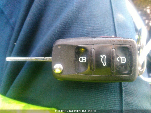 Volkswagen Tiguan 2011 WVGBV7AX1BW504857 Image 3