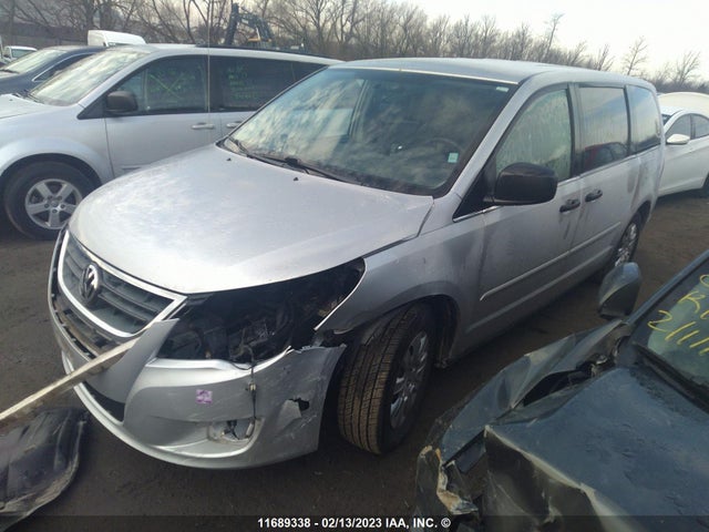 Volkswagen Routan S 2011 2V4RW4DG5BR724169 Image 2