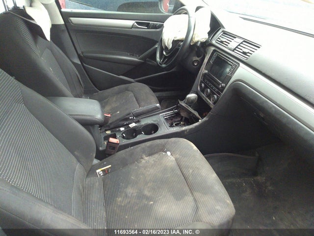 1VWAA7A38JC031495 Volkswagen Passat S/r-line