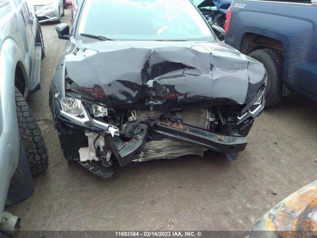 1VWAA7A38JC031495 Volkswagen Passat S/r-line