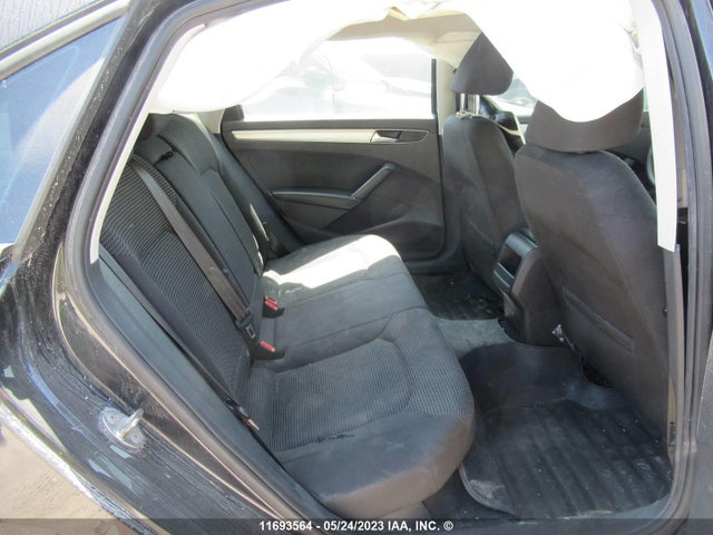 1VWAA7A38JC031495 Volkswagen Passat S/r-line