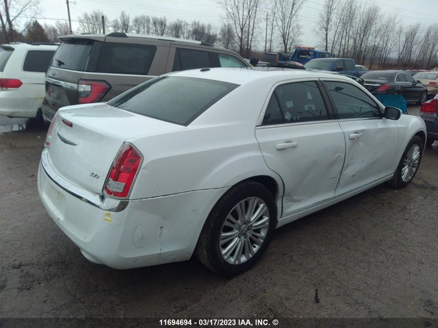 2C3CCARG3EH305963 Chrysler 300